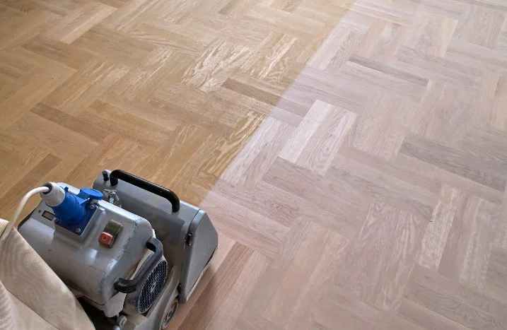 Parkettschleifmaschine auf hellem Fischgrätparkett